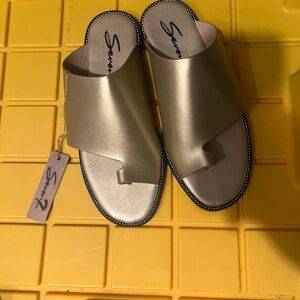 Seven7 Gold Sandals Minimalist Design